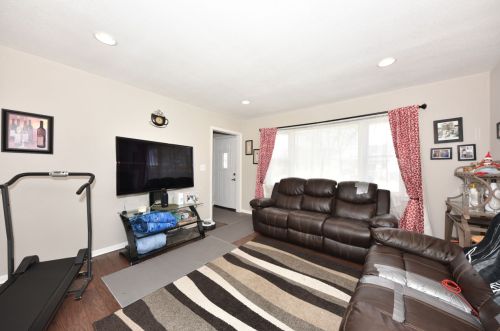 5912 79th St, Milwaukee, WI 53218-1715