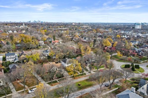 6162 Washington Cir, Milwaukee WI 53213-2472 exterior