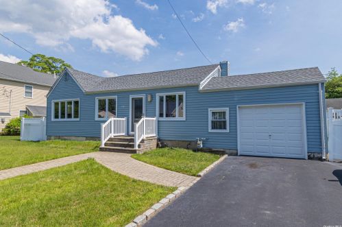 44 15th St, Babylon, NY 11704-2702