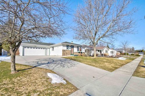 1402 Hubbard Cir, Manitowoc, WI 54220-1509