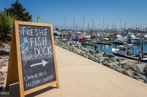 3354 Sunset Ln, Oxnard CA 93035-4128 exterior