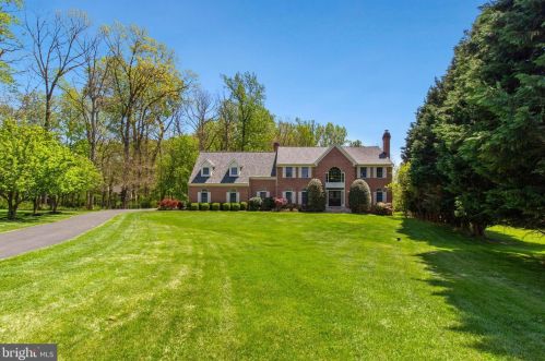 18101 Hayloft Dr, Rockville, MD 20855-1667