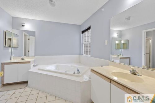 15 Edinburgh Ct, Edison NJ 08820-4669 exterior