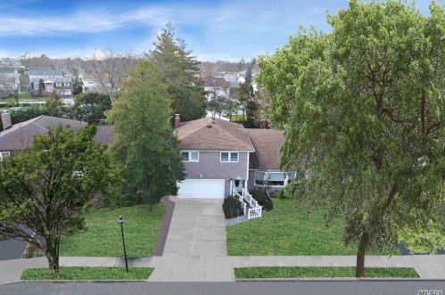 1063 Cedarhurst St, Valley Stream, NY 11581-2706