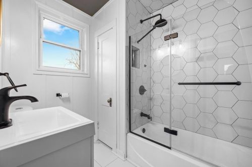 109 Rhodes Ave, Pittsburgh PA  15220-2615 exterior