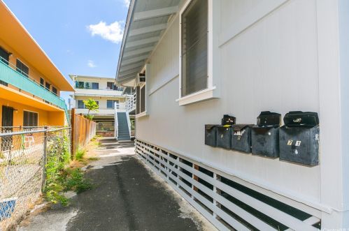 731 Paani St, Honolulu HI 96826-4223 exterior
