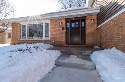 828 Stratford Ave, Elmhurst IL 60126-4651 exterior