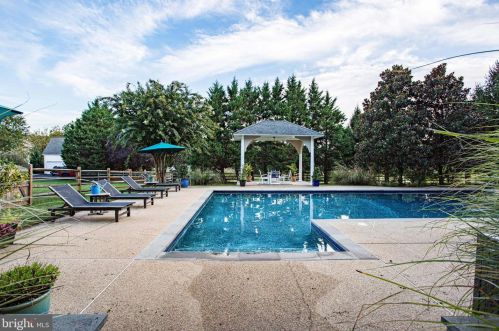 13606 Mt Prospect Dr, Rockville MD 20850-3510 exterior