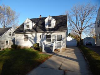 624 Pleasant View St, Milwaukee WI  53226-4665 exterior