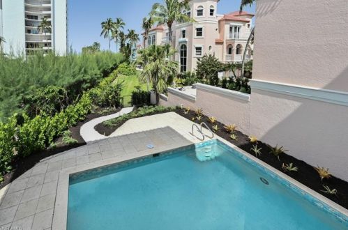 30 Casa Mar Ln, Naples FL 34103-3685 exterior