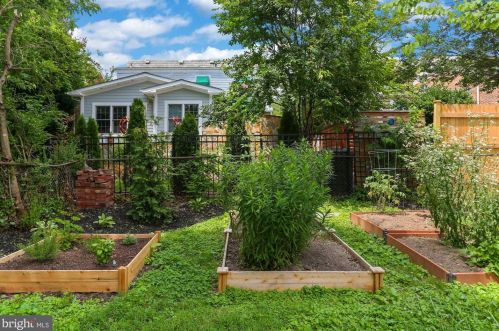 18 Masonic Vw Ave, Alexandria VA 22301-2204 exterior