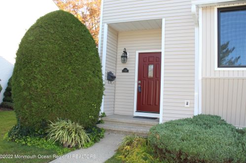 136 Clubhouse Dr, Middletown, NJ 07748-1308