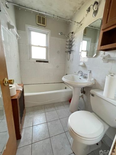 201 Campbell St, Woodbridge NJ  07095-2305 exterior