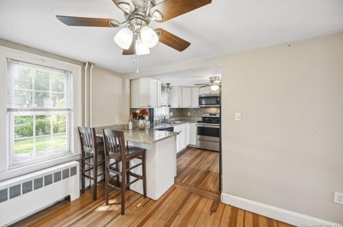 43 St, Windsor Locks CT 06096-1357 exterior