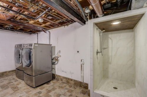 6990 Barnett Ln, Milwaukee WI 53217-3606 exterior