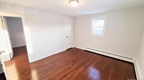 6 Oakwood St, Enfield CT 06082-2725 exterior