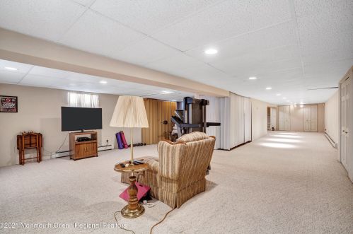 130 Floyd St, Edison NJ 08820-2101 exterior