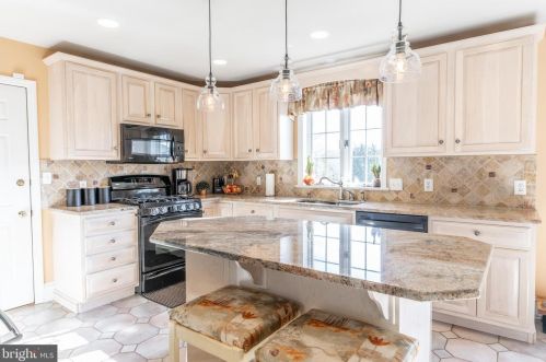 1121 Sunwood Ln, Lancaster PA  17601-7104 exterior