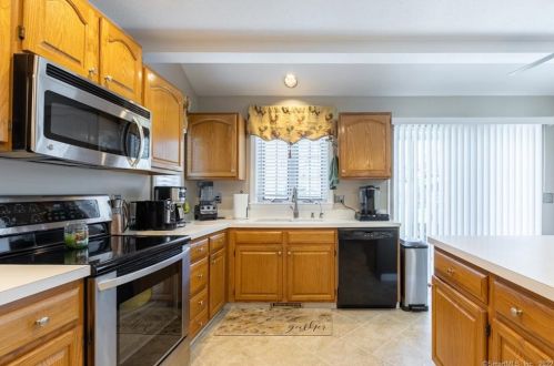 35 Red Oak Hl, Torrington CT 06790-8080 exterior