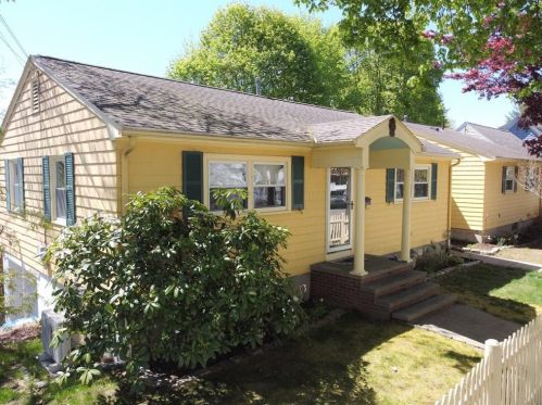 72 Cres St, Providence RI 02907-3237 exterior