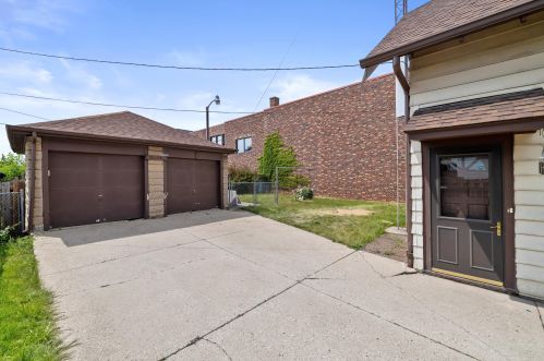 2015 59, Milwaukee WI 53219-1547 exterior