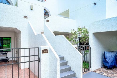 601 Beachwalk Cir, Naples, FL 34108-8715