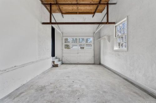 48 Clintonville Rd, North Haven CT 06473-2817 exterior