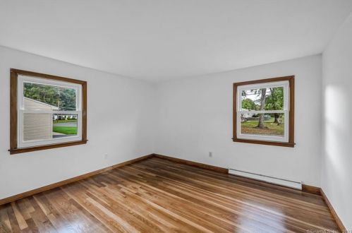 4 Pne Grv Ave, Enfield CT 06082-2617 exterior