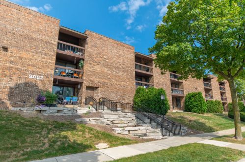 9002 Lisbon Ave, Milwaukee, WI 53222-2733