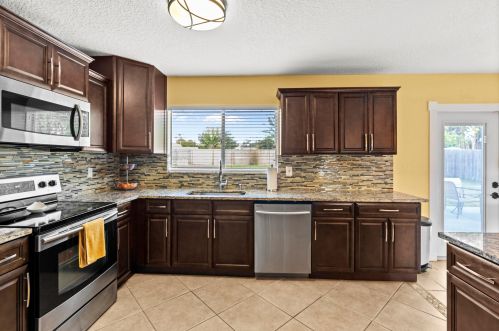 2032 Hideaway Cir, Fort Pierce FL 34952-4802 exterior