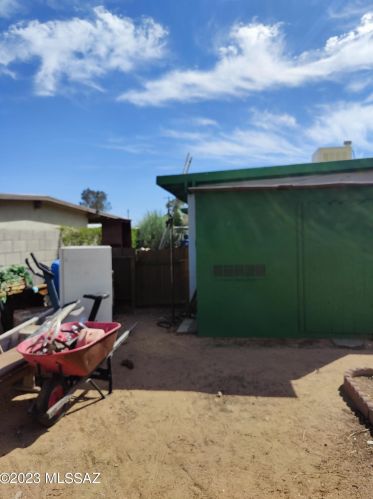 1302 Kleindale Rd, Tucson AZ 85749-8385 exterior
