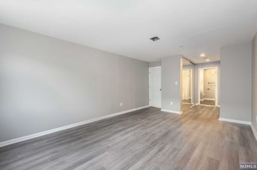 5 London Ct, Teaneck NJ 07666-6488 exterior