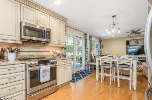 3 Hillside Dr, Clinton NJ 08809-1244 exterior