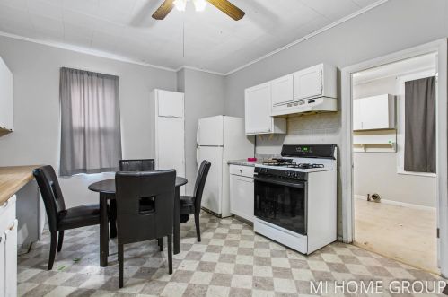 820 1 St, Grand Rapids MI 49504-5575 exterior