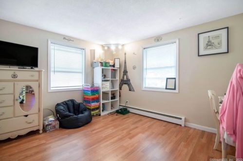 21 Betty Rd, Enfield CT 06082-2624 exterior