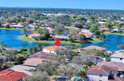 3927 Aurora Ct, Naples FL 34116-7322 exterior