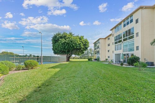 2520 1st Ct, Boynton Beach FL 33435-2045 exterior