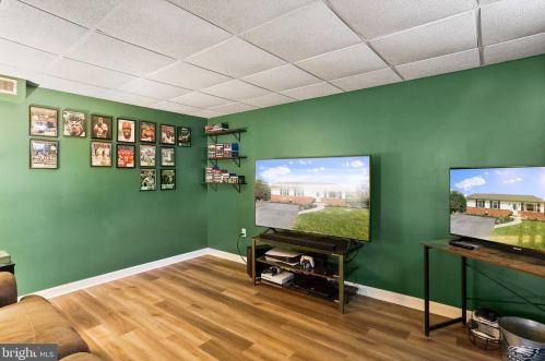 32 Constitution Ct, Littlestown PA 17340-1527 exterior