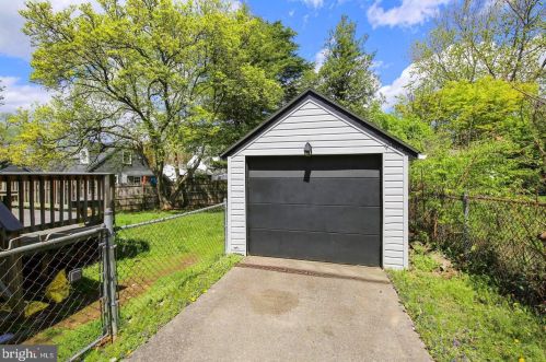 1000 Crawford Dr, Rockville MD  20851-1605 exterior