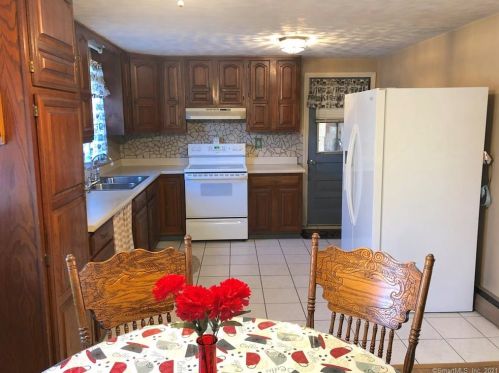 17 Sam St, Enfield CT 06082-5717 exterior