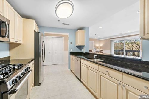 505 Smith Ct, Edgewater NJ 07020-1668 exterior