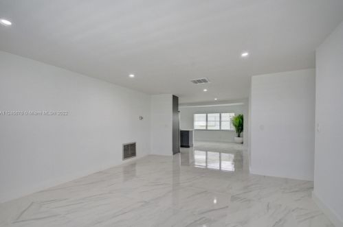 2083 13 Ter, Boynton Beach FL 33426-5837 exterior