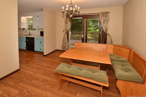 16 Ladd Rd, Ellington CT 06029-3104 exterior