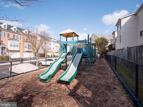 7572 Great Swan Ct, Alexandria VA 22306-2274 exterior