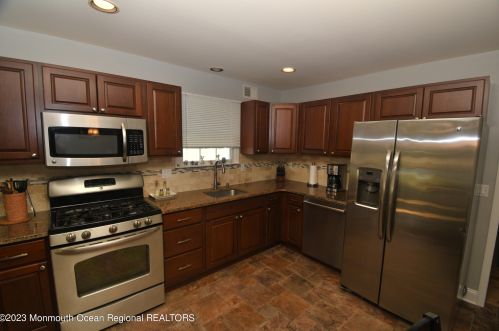 30 Bayview Ave, Hazlet, NJ 07730-1328