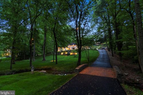 8751 Brook Rd, Mc Lean VA  22102-1507 exterior