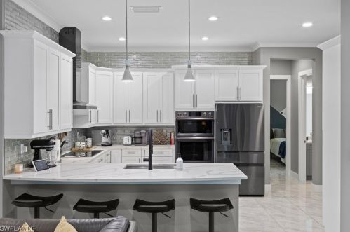 481 7 St, Naples FL 34102-6017 exterior