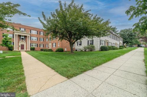 3812 W St, Washington, DC 20007-1323