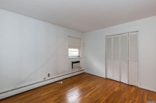 10 Glendale Dr, Huntington Station NY 11747-1237 exterior