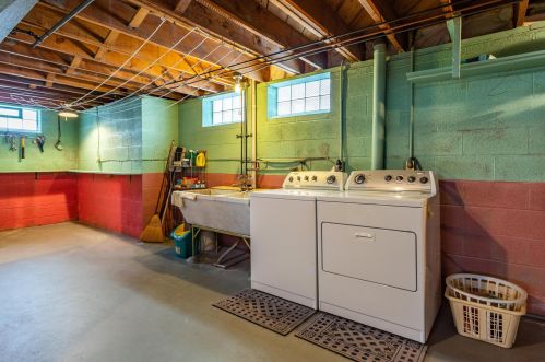 2186 Chesterland Ave, Cleveland OH 44107-6145 exterior